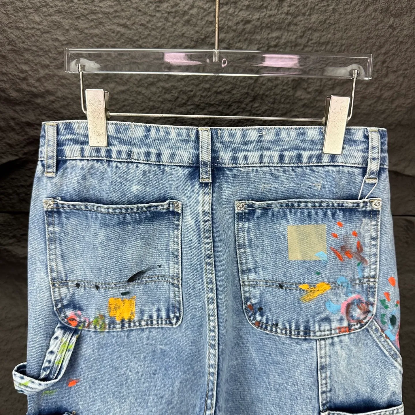 P250 GALLERY DEPT. 2025 new splash-ink graffiti splicing couple style loose washed bootcut jeans 🔥High version🔥High version🔥 Top ceiling quality Styles with different washed textures, very friendly to people with thin legs and thick legs, the bootcut version is very flattering to the leg shape Moderate length that never goes out of style, easy to match with casually, basic styling for various styles, a must-have in the wardrobe! The fabric is stiff but also makes the upper body soft without losing texture. The washing process is even more perfect. It is a must-have item for everyone! ! ! Washed wheat, hang tag, pants label, complete with three labels Color: light blue Size: 28, 30, 32, 34, 36 (five sizes)